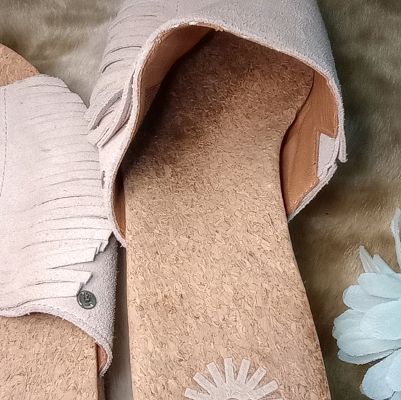 UGG DANES ESPADRILLES WEDGE Slides Tan FRINGE SUEDE -US 10 -lighlty Worn - Picture 7 of 10